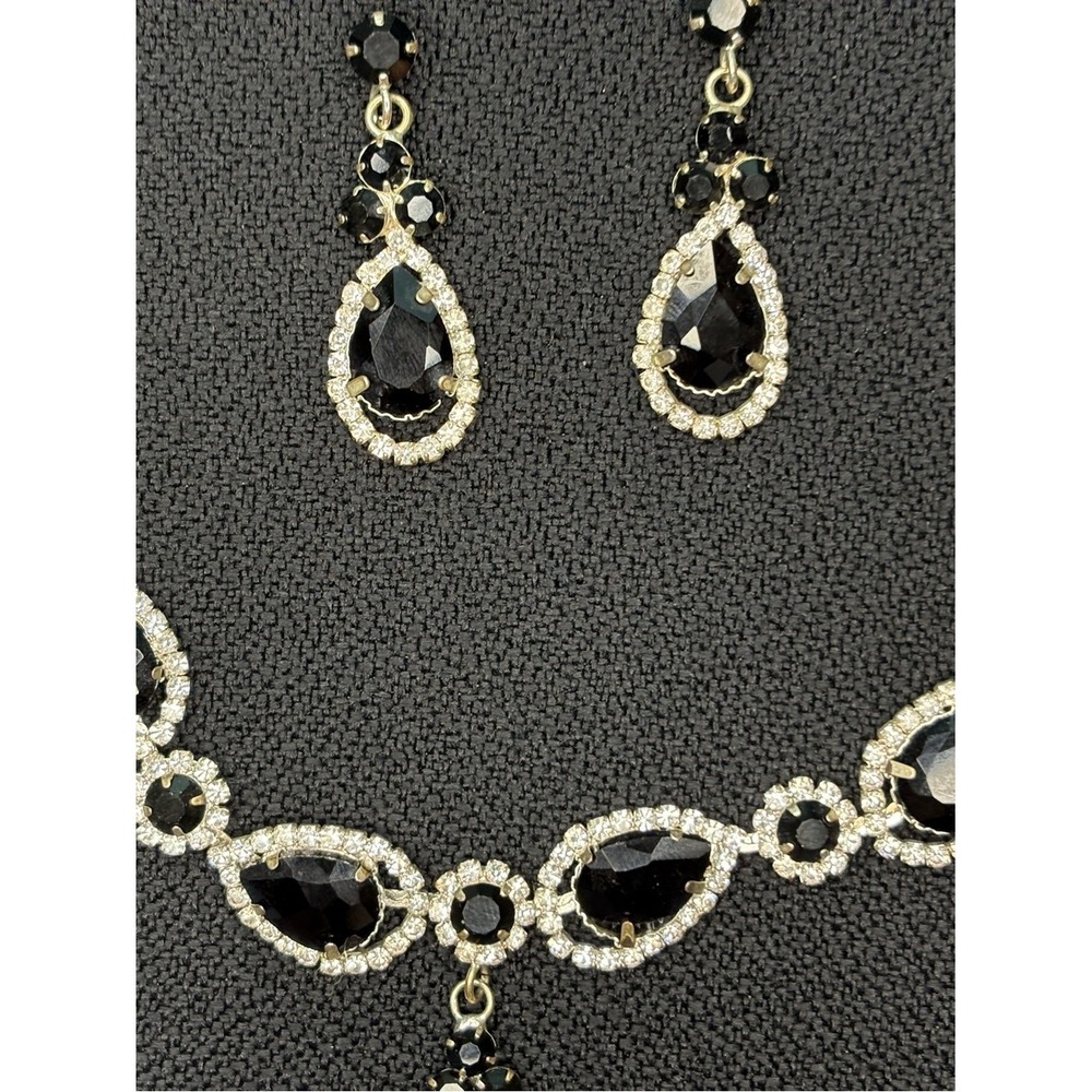 Elegant Black Teardrop Crystal Necklace and Earrings Set - Picture 4 of 13